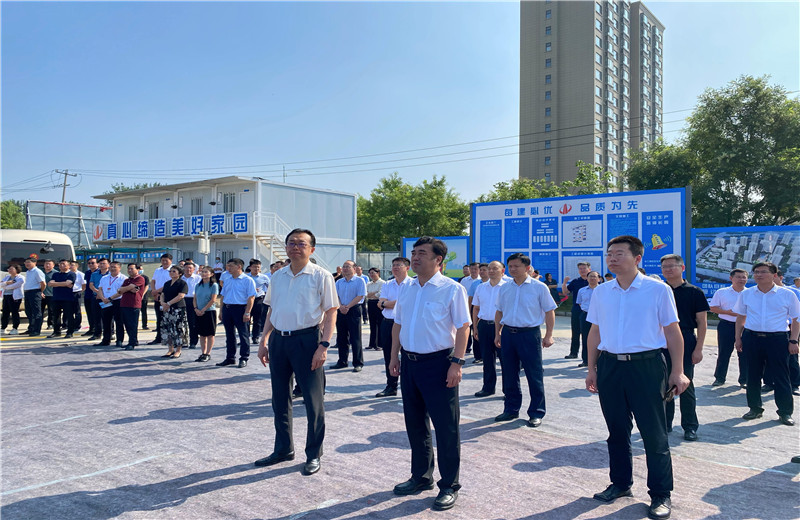 2022年7月24日，青岛市委常委、胶州市委书记张新竹一行莅临中天建设集团胶东分公司绿城凤起潮鸣A区项目工地，对项目现场进行实地观摩。