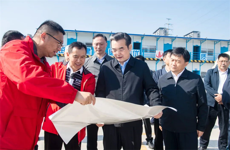 2024年10月30日，淮安市委书记史志军带队视察了中天江苏公司承建的“江苏康乃馨高端织造和智能装备制造一期项目”项目建设情况。