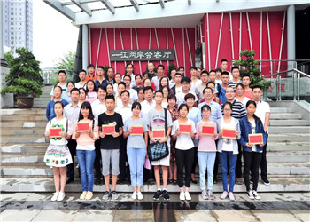8年，800多名学生，800多个梦想，中天陕西助学圆你求学梦！